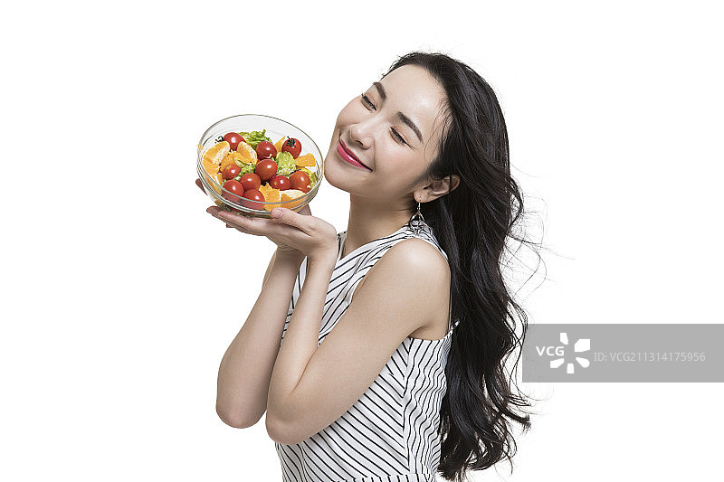年轻时尚女性展示蔬菜沙拉图片素材
