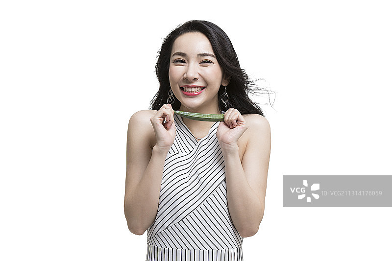年轻时尚女性吃秋葵图片素材