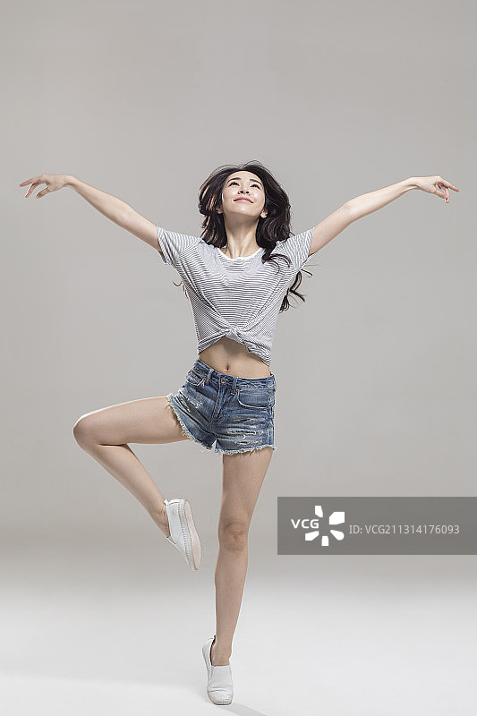 快乐的年轻女孩跳舞图片素材