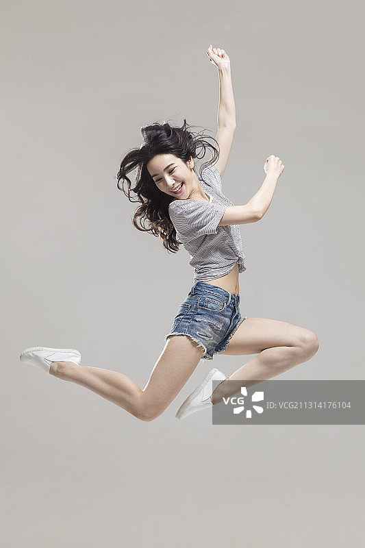 快乐的年轻女孩跳舞图片素材