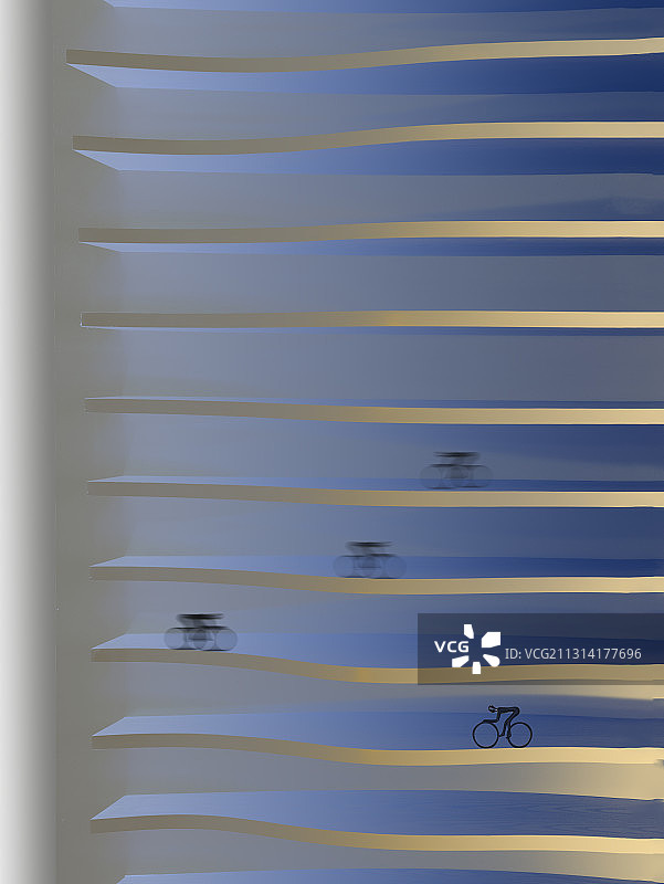 高难度动作，波浪板上的追逐自行车赛图片素材