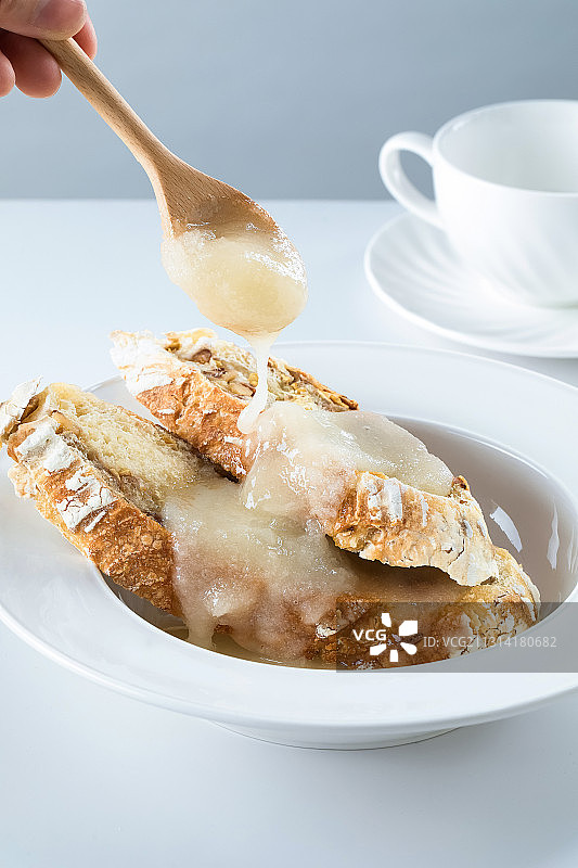 东北椴树雪蜜蜂蜜与面包点心图片素材