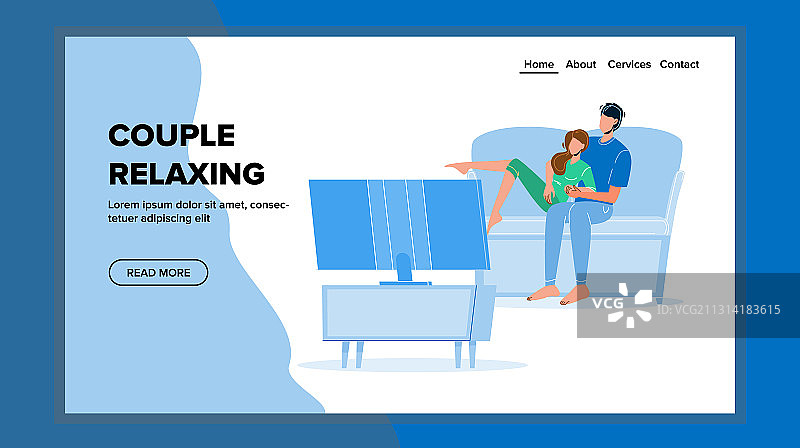 情侣一起放松看电视图片素材