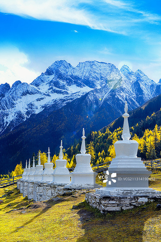 亚洲中国四川省四姑娘山双桥沟布达拉峰下的佛塔图片素材