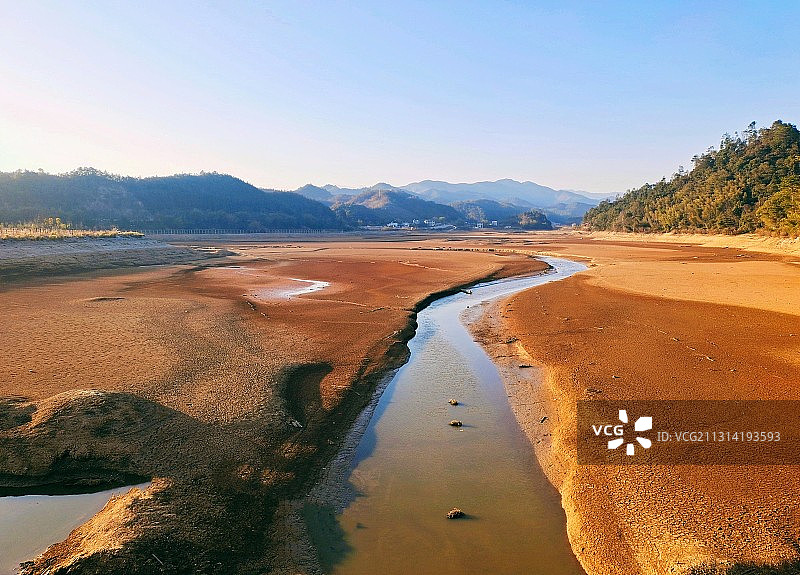 赤红的河床裸露在外。图片素材
