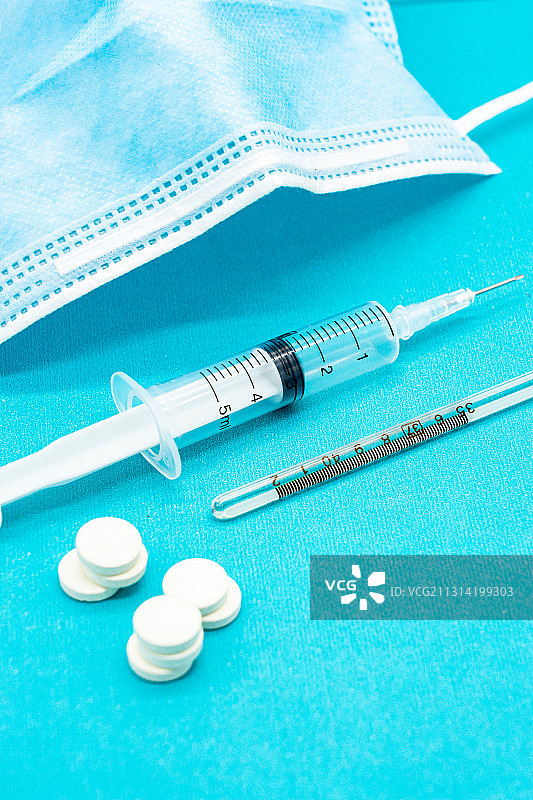 蓝色背景下的各种医疗器械用品图片素材