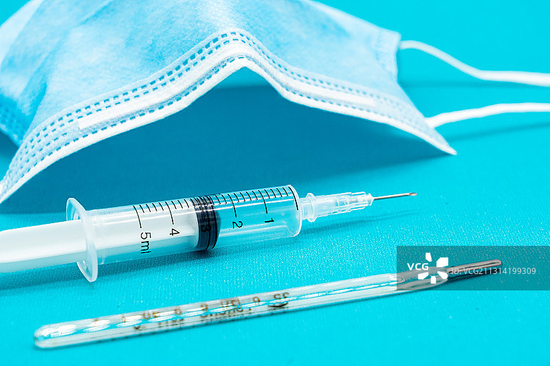 蓝色背景下的各种医疗器械用品图片素材