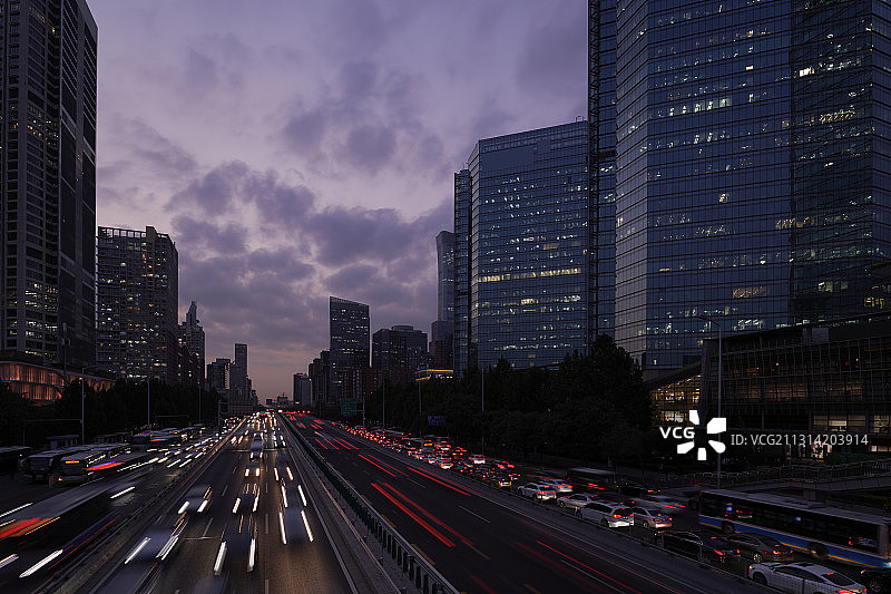 北京CBD摩天大楼和高峰时间道路光轨效果图片素材
