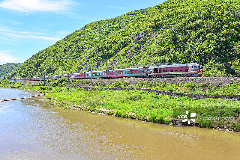 哈尔滨-牡丹江K7047次行驶在海浪河畔的滨绥线图片素材