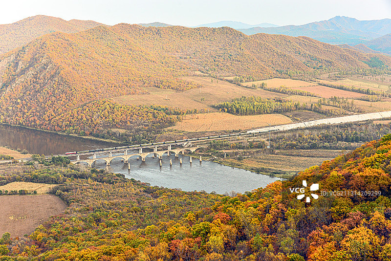 佳木斯-哈尔滨客车K7086次绥佳线威岭汤旺河5号桥通过图片素材