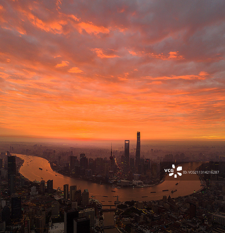上海外滩陆家嘴火烧云日出图片素材