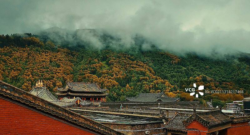 山西省忻州市五台县五台山风景名胜区大显通寺的夏日雨后图片素材