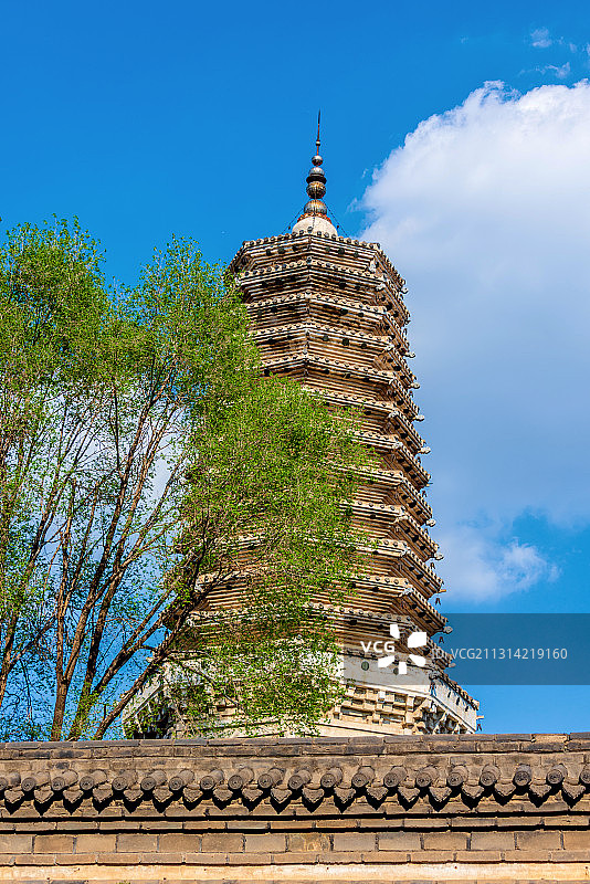 中国辽宁铁岭圆通观白塔图片素材