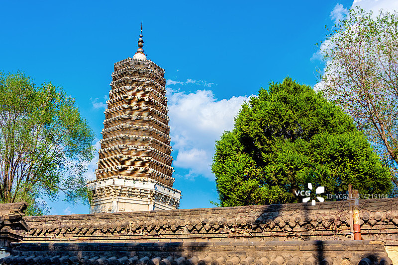 中国辽宁铁岭圆通观白塔图片素材