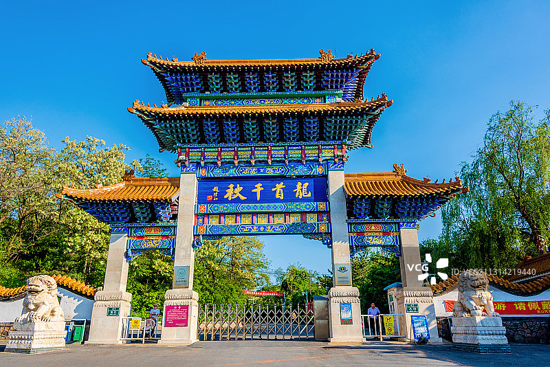 中国辽宁铁岭龙首山山门图片素材