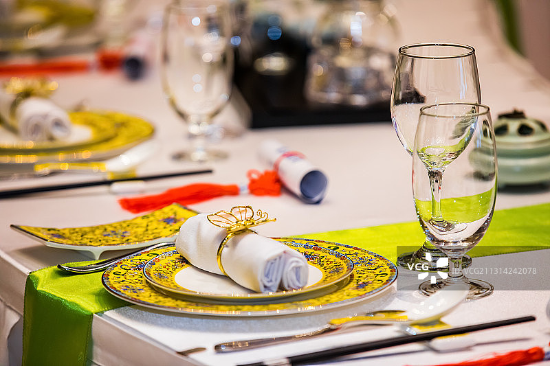 宴会厅上的餐具图片素材