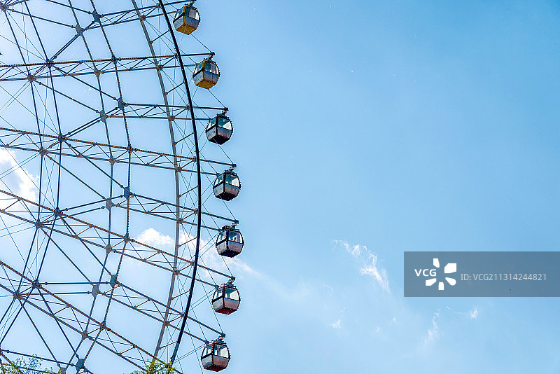 蓝色天空背景映衬下的摩天轮图片素材
