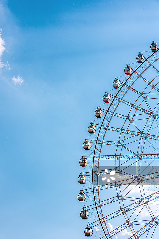 蓝色天空背景映衬下的摩天轮图片素材