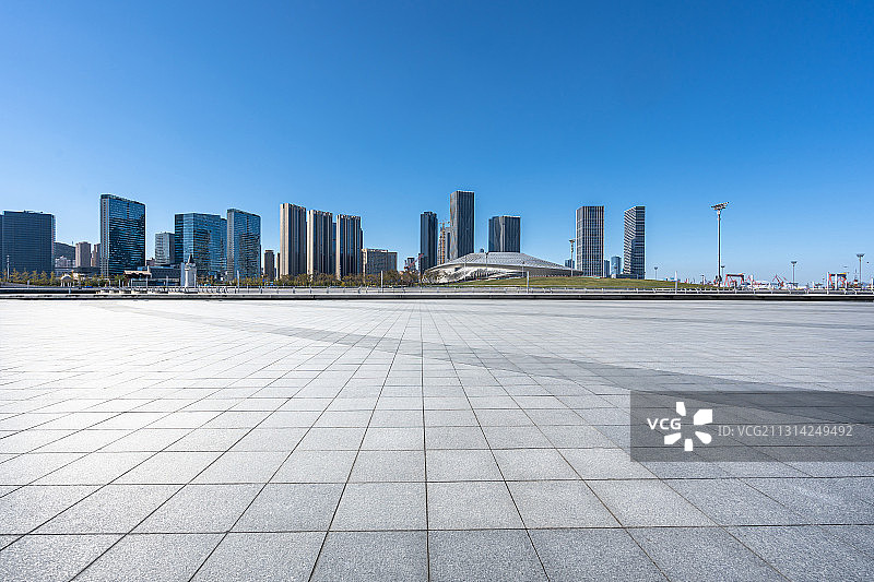 大连城市天际线与城市广场图片素材