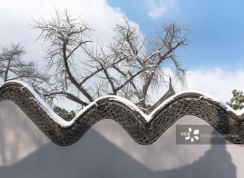 大雪后的江苏无锡锡惠名胜区惠山寺天下第二泉围墙图片素材