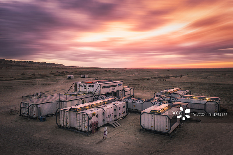 柴达木盆地俄博梁日落火烧云火星营地图片素材