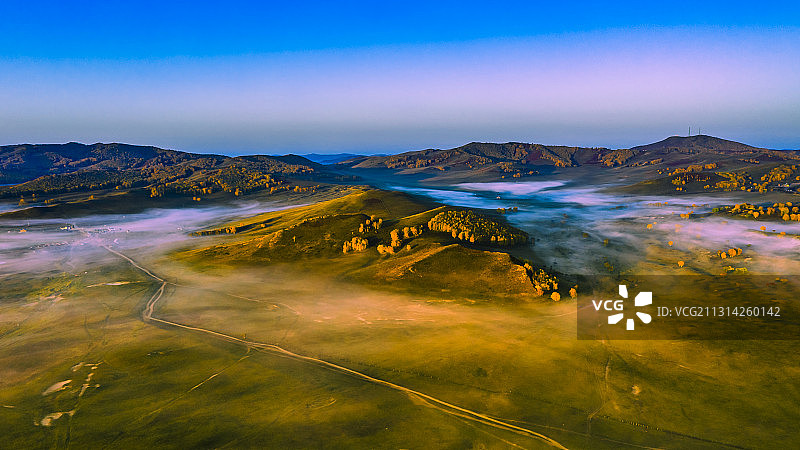 清晨的乌兰布统将军泡，晨雾在山间缭绕，白桦树点缀其中。图片素材