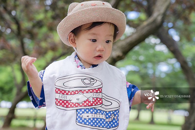 野外穿鱼罐图案饭兜男婴图片素材