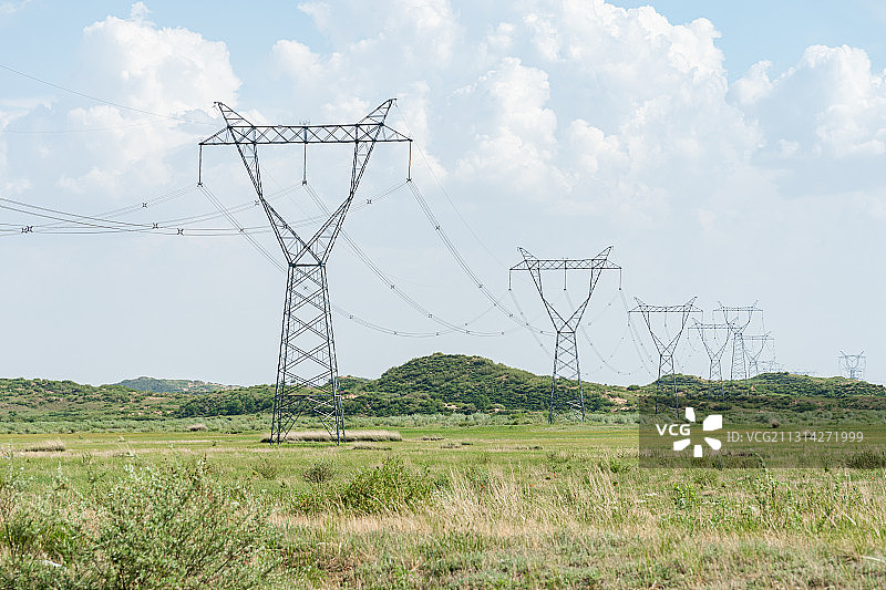 内蒙古草原上的高压电力传输线图片素材