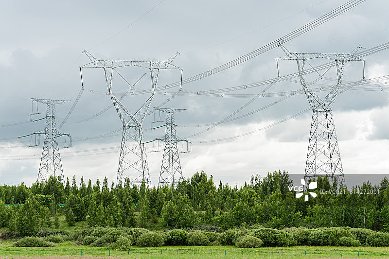 内蒙古草原上的高压电力传输线图片素材