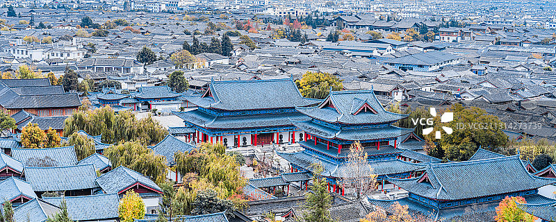 中国云南丽江大研古城和木府高视角风光图片素材