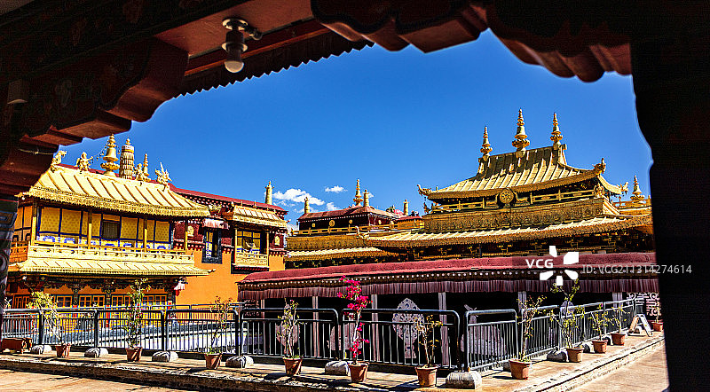 阳光下的大昭寺图片素材