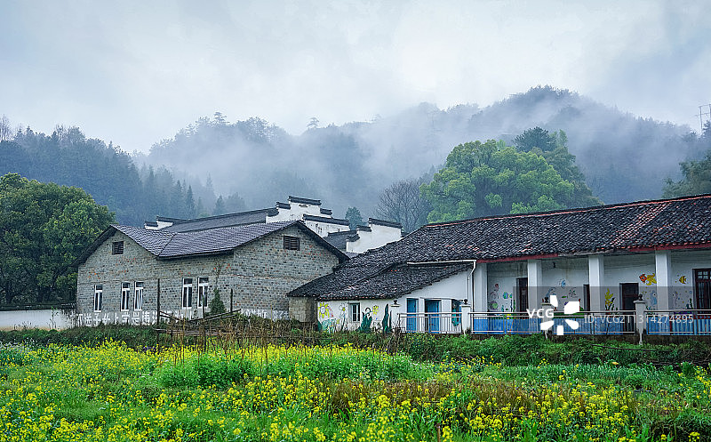 春雨中的婺源村落图片素材