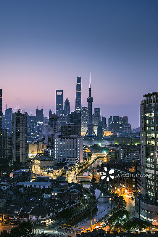 上海 拂晓前俯视浦东陆家嘴与苏州河图片素材