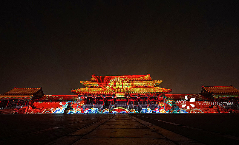 正月十五故宫太和门的璀璨夜景（故宫上元节灯光秀）图片素材