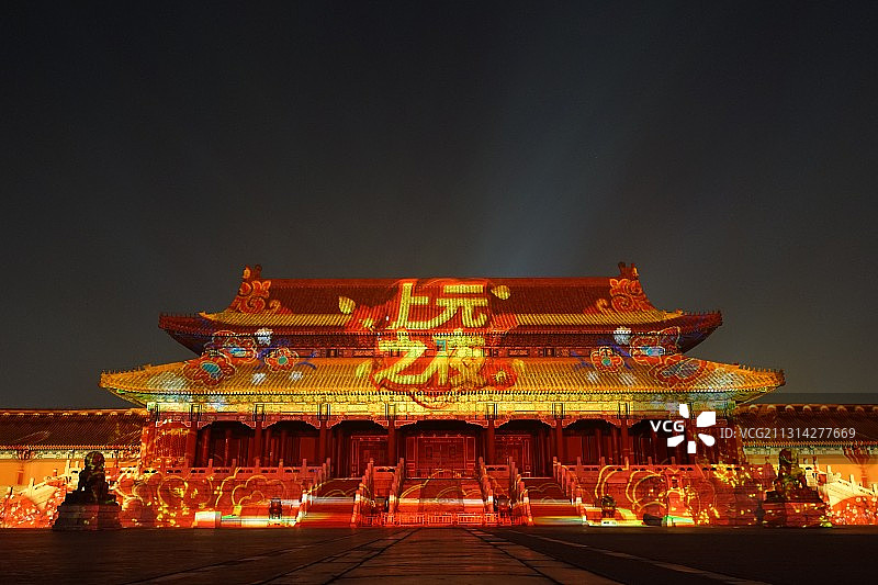 正月十五故宫太和门的璀璨夜景（故宫上元节灯光秀）图片素材