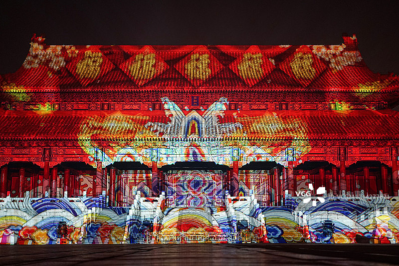 正月十五故宫太和门的璀璨夜景（故宫上元节灯光秀）图片素材