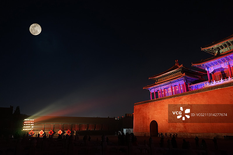 璀璨灯光照耀下的故宫午门城楼与正月十五的月亮（元宵节灯光秀）图片素材