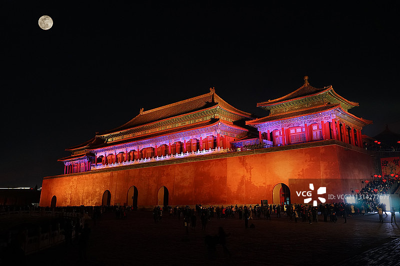 璀璨灯光照耀下的故宫午门城楼与正月十五的月亮（元宵节灯光秀）图片素材