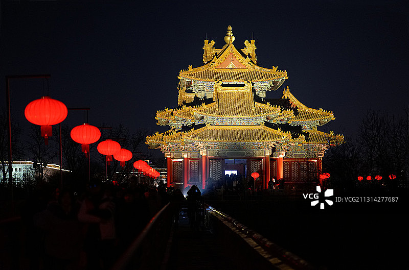 火红的灯笼与亮灯的故宫角楼（故宫上元节灯光秀）图片素材