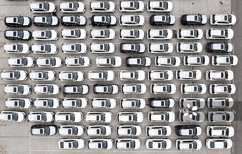 河南郑州东风日产大型汽车制造厂生产出厂汽车停放停车场航拍图片素材