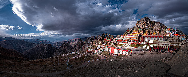 孜珠寺------寺是一座山，山是一座寺。孜珠寺位于西藏东部图片素材