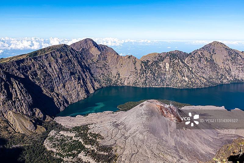 印度尼西亚林查尼火山口火山湖风光图片素材