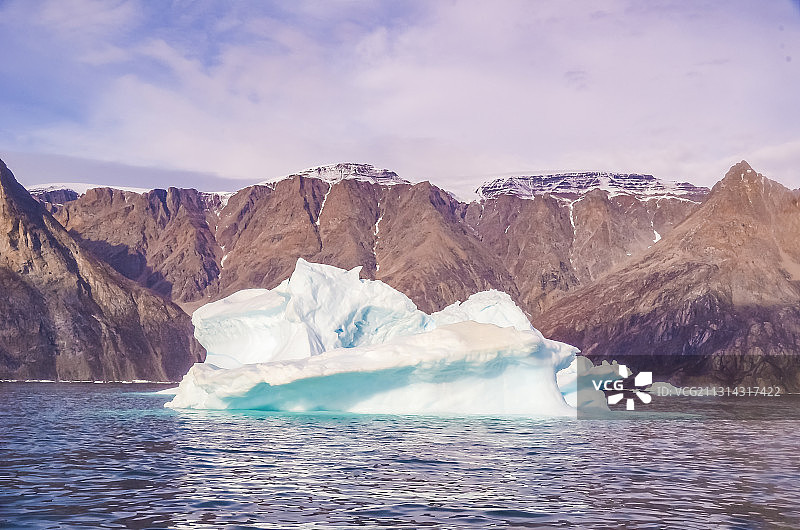 东格陵兰斯科斯比峡湾冰山与浮冰图片素材