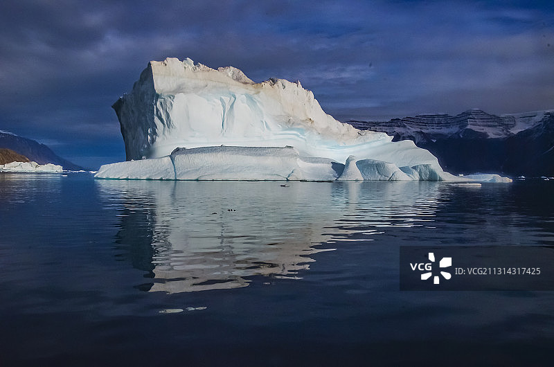 东格陵兰斯科斯比峡湾冰山与浮冰图片素材
