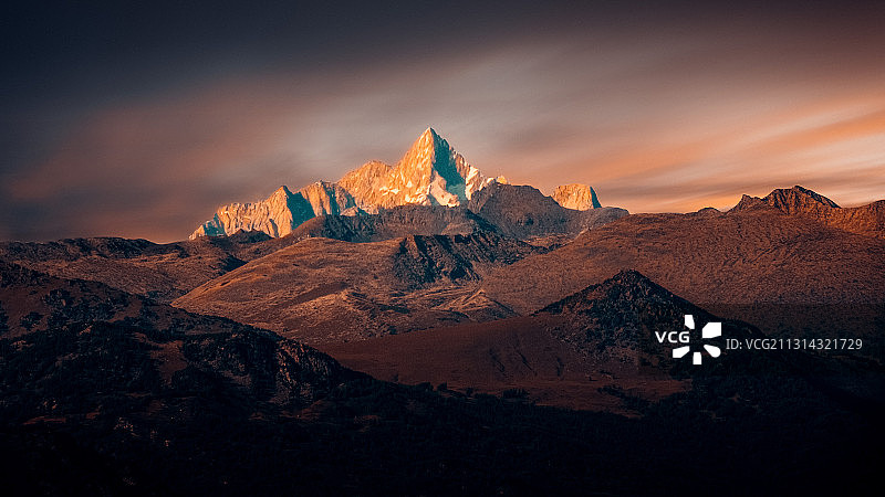 位于中俄边境的友谊峰高耸的矗立。图片素材