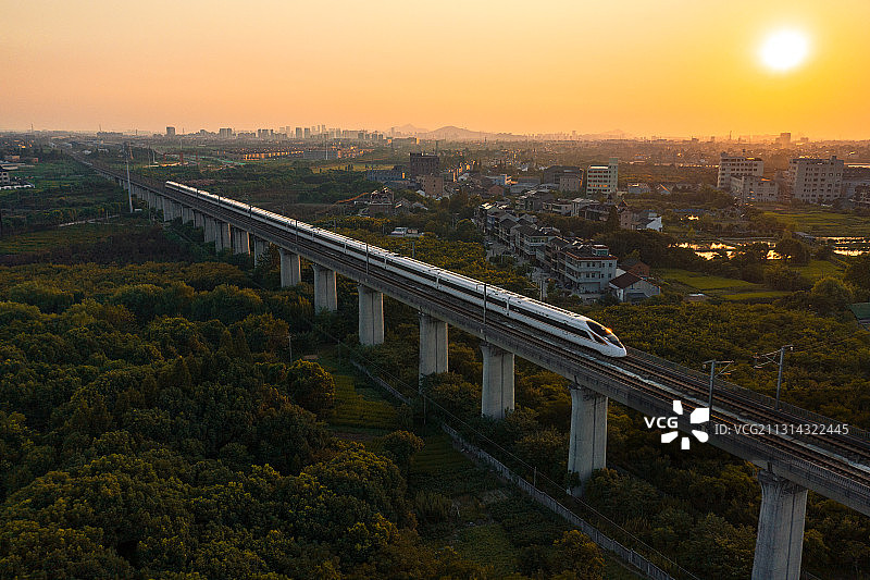 复兴号行驶在长三角图片素材