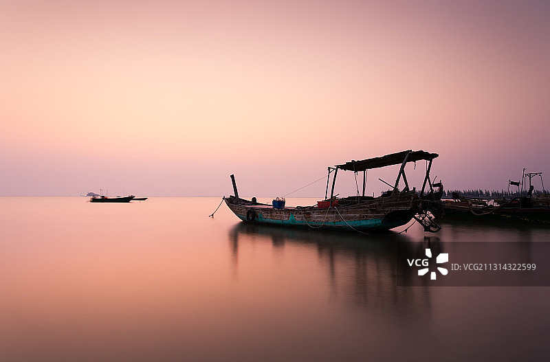 傍晚小渔村里的小渔船图片素材