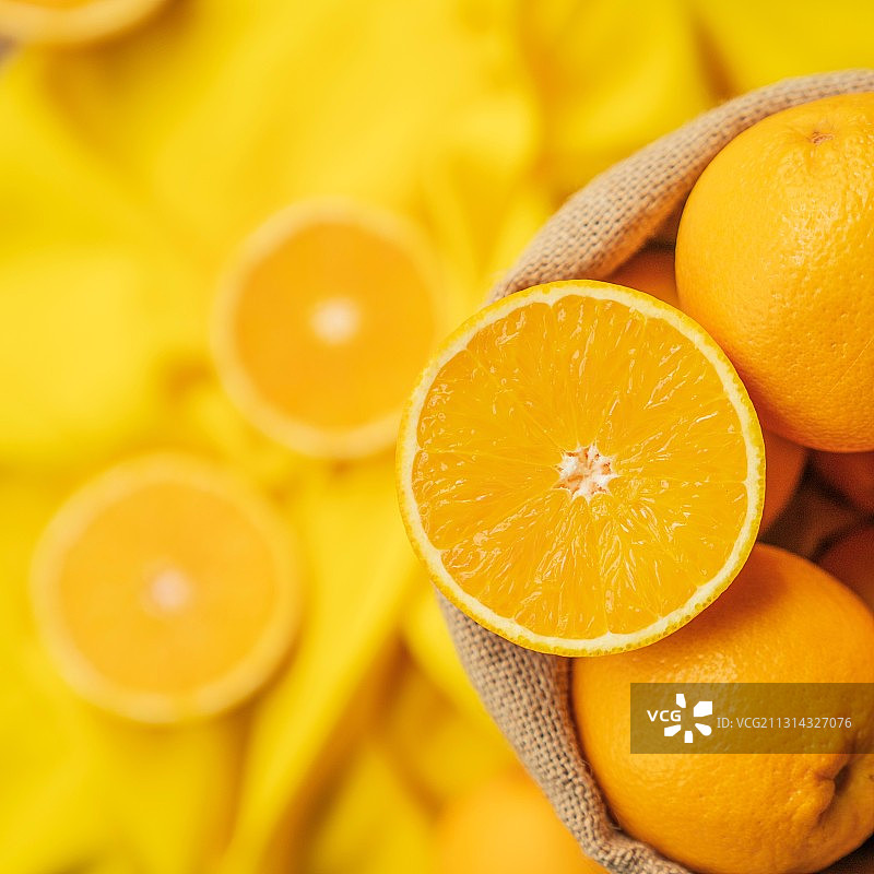 篮子里切开的橙子，明亮，阳光，温暖，治愈图片素材