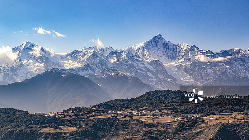 雪山之下图片素材