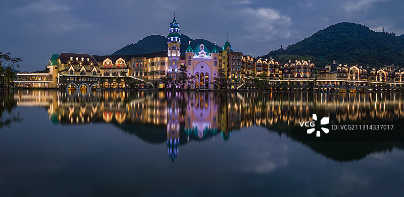 入夜前的华侨城茵特拉根酒店图片素材